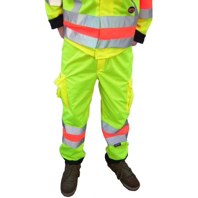 High-visibility pants for roadwork flaggers, compliant with new Transports Québec regulation. Size large (L).