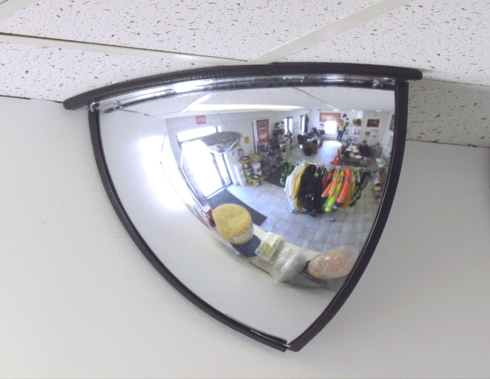 Miroir convexe quart de dôme pour vue à 90 degrés dans un coin.