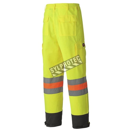 Winter High-visibility pants for roadwork flaggers, compliant with new Transports Québec regulation. 